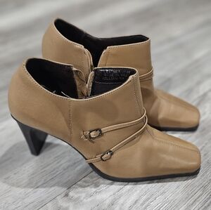 Hillard and Hanson Tan Heeled Boots
